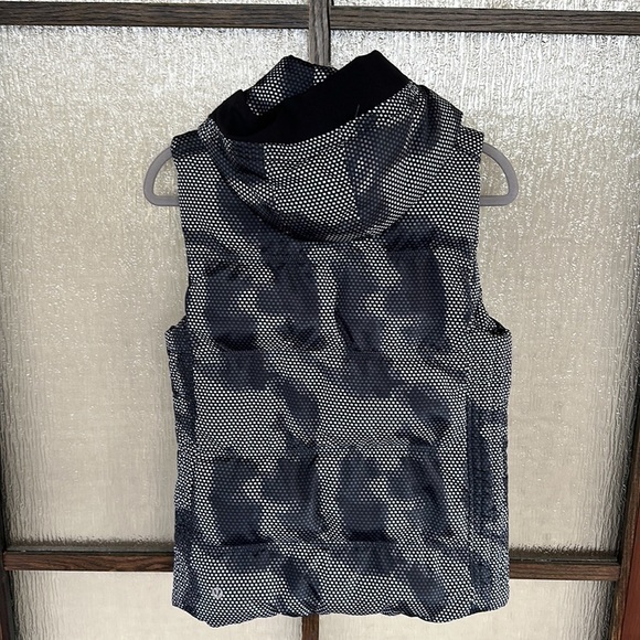 Women’s hooded puffer vest in size S-M - Picture 4 of 7